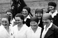 Молодежный женский тракторный отряд. 1930-е годы.