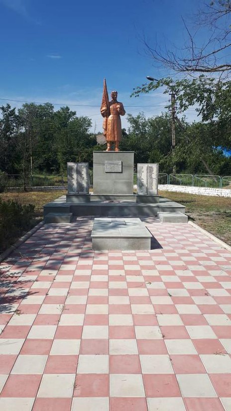 Памятник в Новом Янкуле.