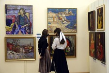 В зале Ставропольского краевого музея изобразительных искусств.