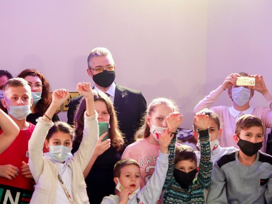 Губернатор Ставрополья Владимир Владимиров  и юные зрители на открытии обновленного театра кукол.