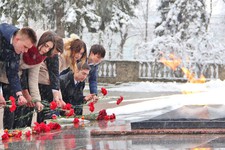 Студенты Ставропольского строительного техникума возлагают цветы к «Вечному огню».