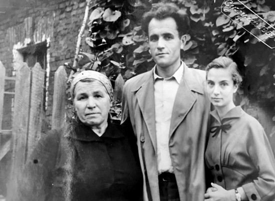 Владимир Дятлов с мамой и женой. 1960-е гг.