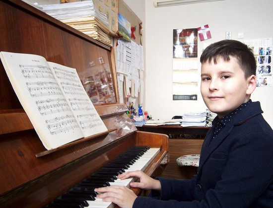 Юный музыкант Алёша Пряхин.
