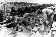 Жители Ставрополя восстанавливают разрушенное здание театра (ныне здание краевой филармонии). 1944 год.