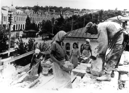 Жители Ставрополя восстанавливают разрушенное здание театра (ныне здание краевой филармонии). 1944 год.