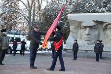 Из рук участника боевых действий Кирилла Кузнецова знамя принимает председатель городского Совета ветеранов Игорь Фаталиев.