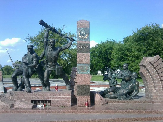 Памятник пограничникам Брестского погранотряда.