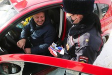 Военный пенсионер Сергей Фисенко был рад остановиться по требованию очаровательного автоинспектора.