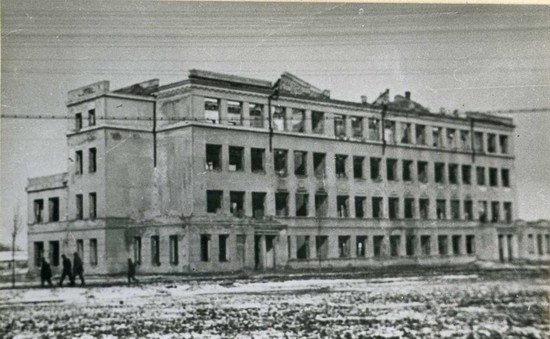 Средняя школа №8 Ставрополя, разрушенная немецко-фашистскими захватчиками. 1943 год.
