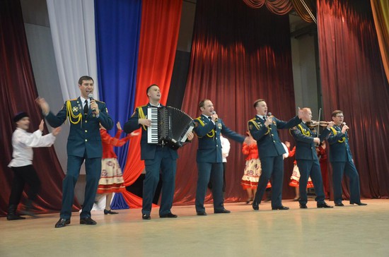 Выступает ансамбль песни и пляски Северо-Кавказского округа войск национальной гвардии РФ.