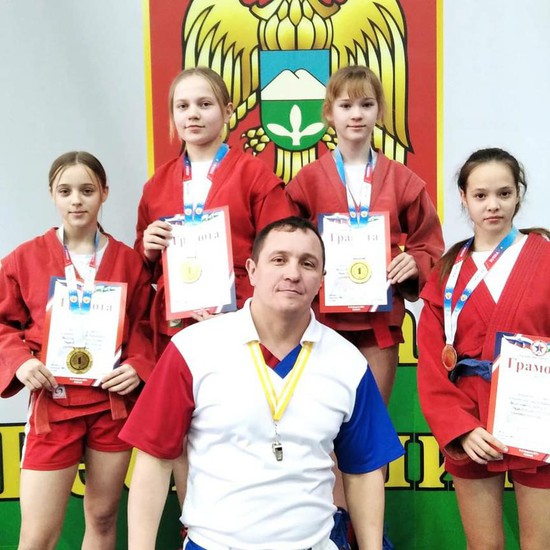 Тренер Иван Данилейченко с юными самбистками.