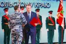 Благодарственные грамоты вручает губернатор  Владимир Владимиров.