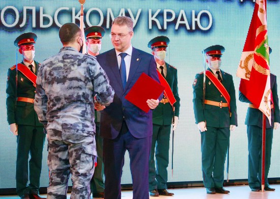 Благодарственные грамоты вручает губернатор  Владимир Владимиров.
