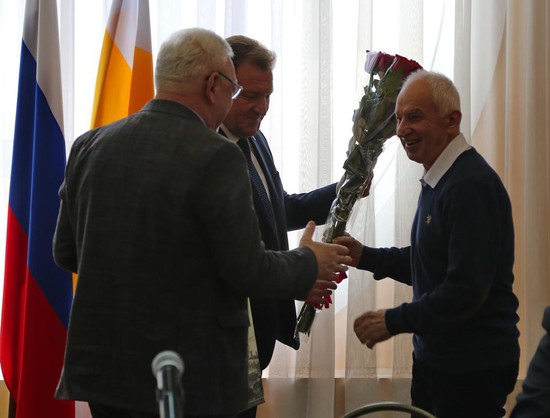 Глава города Иван Ульянченко поздравил с 77-летием  члена Общественного совета Василия Скакуна.