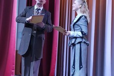 На сцене актеры Евгений Задорожный и Елена Днепровская.