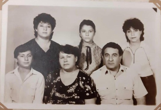 Слева направо: вверху – Гаянэ, Каринэ и Татьяна Акоповы, внизу – Арсен, Людмила Федоровна и Вачакан Ваграмович Акоповы.
