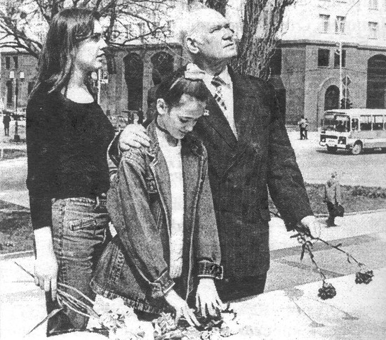 Владимир Мовзалевский с внучками Дашей и Катей.  2000 год (из архива «ВС», фото Александра ЛАЗАРЕВА).