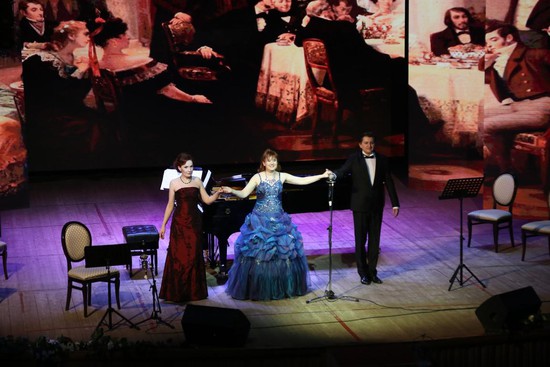 На сцене Ставропольской филармонии Ольга Козырева, Марина Сивцова и Роман Байлов.