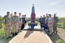 Участники Вахты памяти у обелиска погибшим воинам.