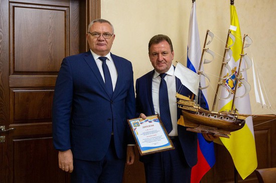 Иван Ульянченко (справа). Фото администрации Ставрополя.