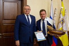 Иван Ульянченко (справа). Фото администрации Ставрополя.