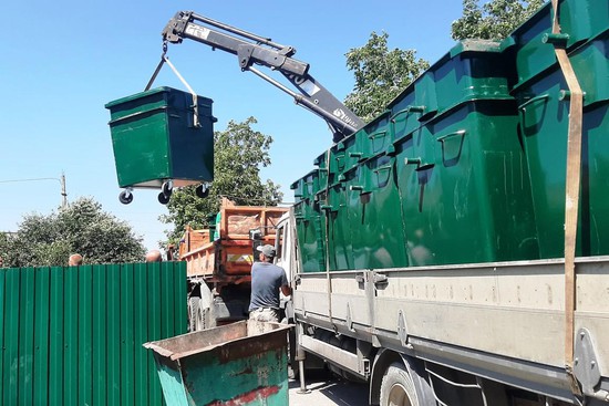 Новые мусорные контейнеры. Станица Ессентукская, 2021. Фото: Региональный оператор по обращению с ТКО «Жилищно-коммунальное хозяйство».