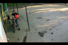 Невинномысск, кража велосипеда. Кадр из записи с камеры видеонаблюдения. 