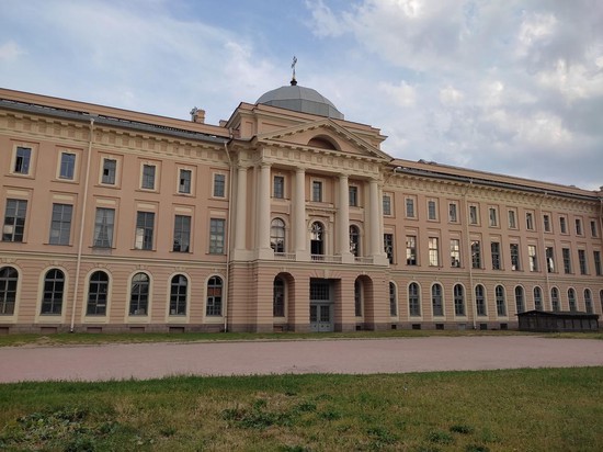 Фасад Санкт-Петербургской академии художеств со стороны сада.