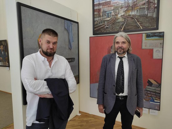 Евгений Ромашко и Максим Титов в зале  Ставропольского музея изобразительных искусств.