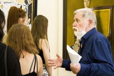 Художник Леонид Черный проводит экскурсию для студентов.