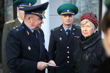 Нина Буравцева с ветеранами погранслужбы. Фото из семейного архива
