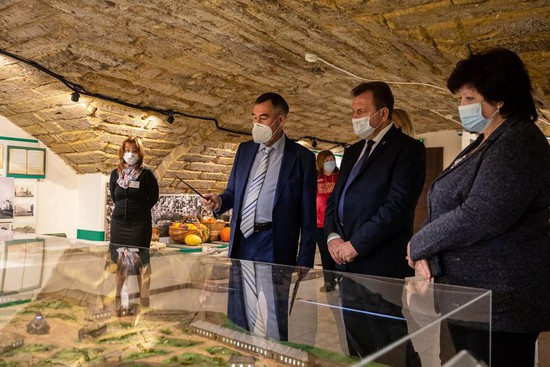 Одними из первых экспозицию посетили глава Ставрополя  Иван Ульянченко и министр культуры СК Татьяна Лихачева.