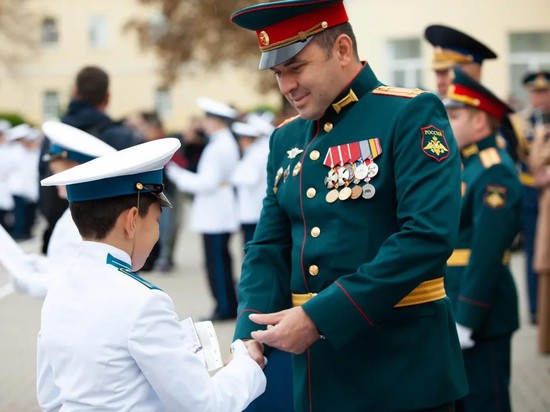 Удостоверения юным кадетам вручали боевые офицеры.