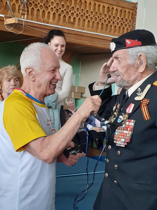 Василий Скакун принимает поздравления ветерана Великой Отечественной войны Григория Башкатова.