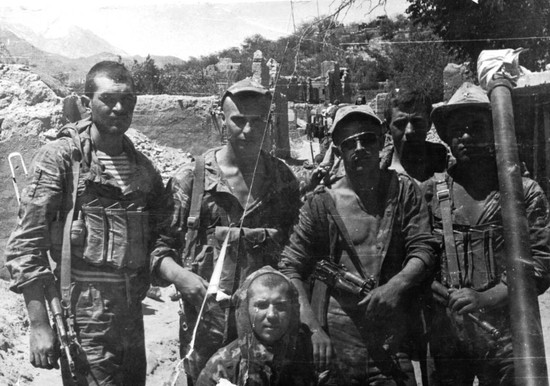 1985 г. Афганистан. Панджшерское ущелье. Сержант Игорь Фаталиев (первый слева) со своим отделением разведки.