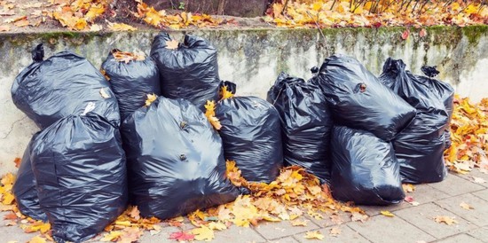Мешки с опавшей листвой. Фото минЖКХ СК