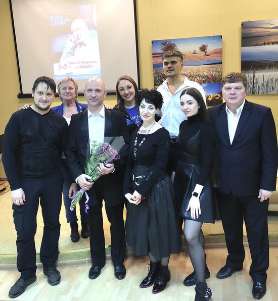 Актер и режиссер Владимир Петренко  с коллегами и друзьями после бенефиса.