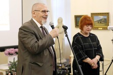 Зоя Белая принимает поздравления от председателя  городской Думы и постоянного посетителя музея Георгия Колягина.