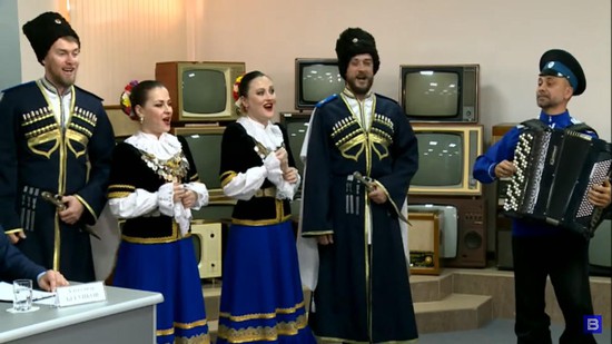 Артисты ансамбля «Ставрополье»  выступили в прямом эфире в ходе пресс-конференции (кадр прямой трансляции).