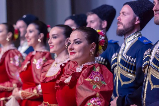 На сцене ансамбль «Ставрополье» (фото Государственного казачьего ансамбля песни и танца «Ставрополье»).