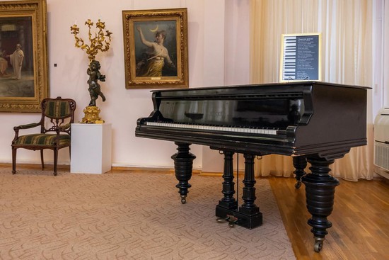 Кабинетный рояль, принадлежавший русскому дирижеру, пианисту, педагогу и общественному деятелю Василию Ильичу Сафонову