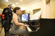 Рояль, созданный в XIX веке, всё еще звучит: играет солистка Ставропольской филармонии Ольга Козырева.
