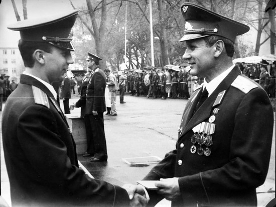 Выпуск Ставропольского авиаучилища 1992 года. Полковник Анатолий Зубко вручает диплом сыну Борису.
