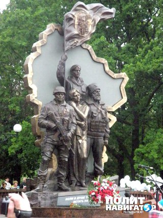 Памятник погибшим ополченцам в Луганске.