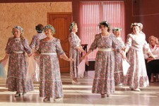 Бабушки в клубе поют и танцуют. Администрация г. Ессентуков