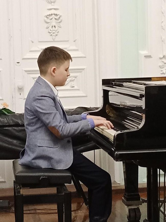 Выступает юный музыкант Алёша Пряхин. Фото Татьяны Даниелян.