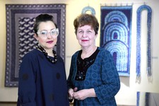 Ольга Черничкина и Евгения Васильева на открытии  выставки «Два цвета».