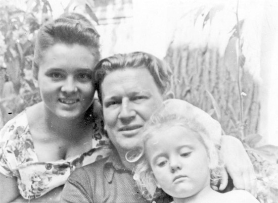 Фотография из семейного архива: Алла Илларионовна и Виктор Михайлович с дочкой Леночкой.