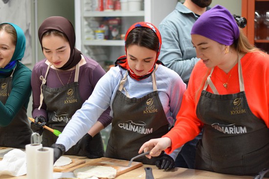 Девушки делают тесто для хычинов. Пресс-служба комитета СК по делам национальностей и казачества