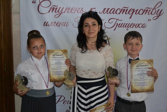 Сусанна Аветисян и ее воспитанники. Фото администрации Туркменского округа